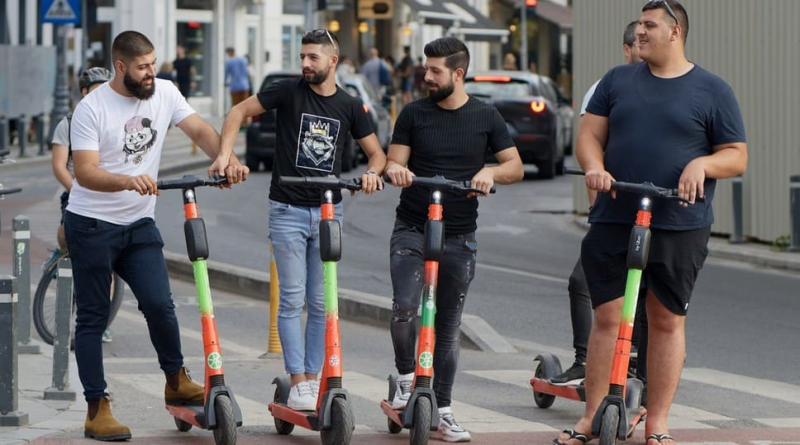 Новое для электросамокатов 2023: запрет ездить вдвоём и госномера