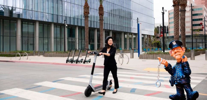 Можно ли проезжать пешеходный переход на электросамокате, кто уступает и что делать при ДТП?