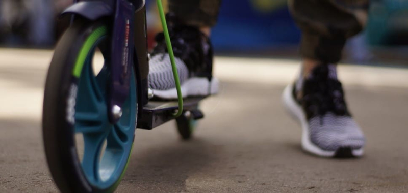 Нужен ли шлем на скутер, мопед, велосипед, электросамокат и другие ТС? Какой штраф?