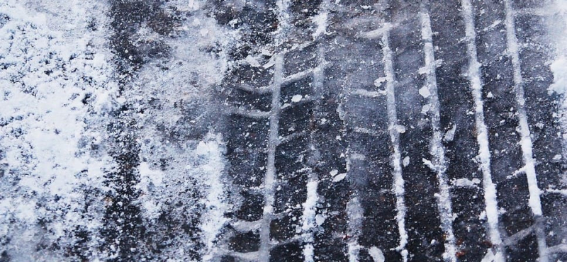 Можно ли ставить липучку зимой, осенью и летом по новым законам и какой штраф?