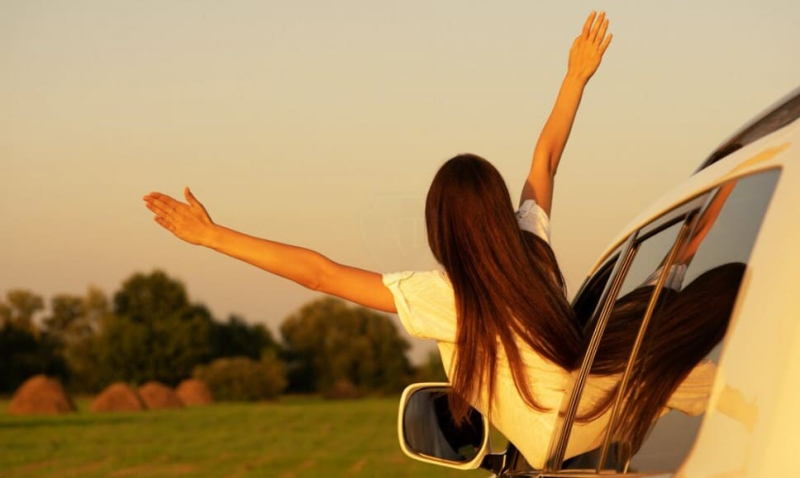 Можно ли высовываться из машины, вытягивать руку по ПДД и какой за это штраф?