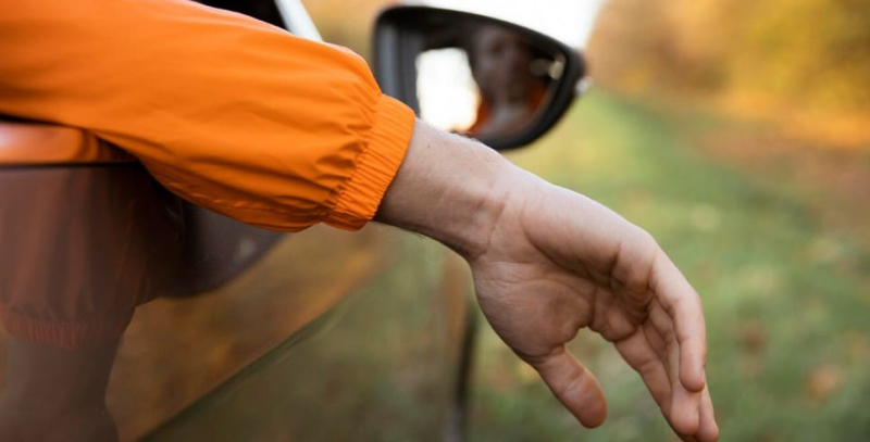 Можно ли высовываться из машины, вытягивать руку по ПДД и какой за это штраф?