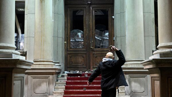 Сторонники оппозиции заблокировали улицу перед избиркомом в Белграде