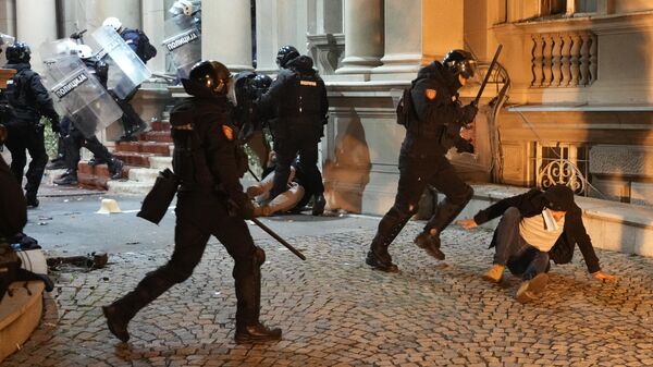 Сторонники оппозиции заблокировали улицу перед избиркомом в Белграде