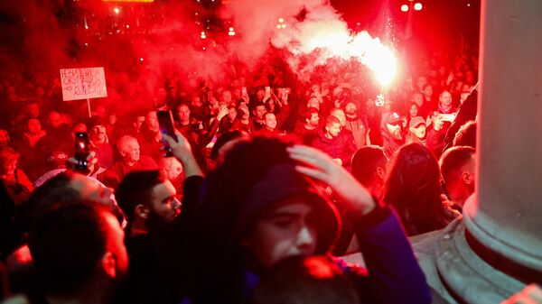 Сторонники оппозиции заблокировали улицу перед избиркомом в Белграде