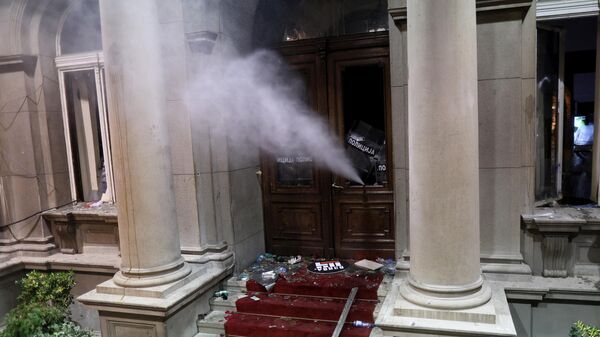 Сторонники оппозиции заблокировали улицу перед избиркомом в Белграде