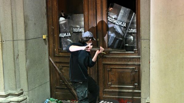 Сторонники оппозиции заблокировали улицу перед избиркомом в Белграде