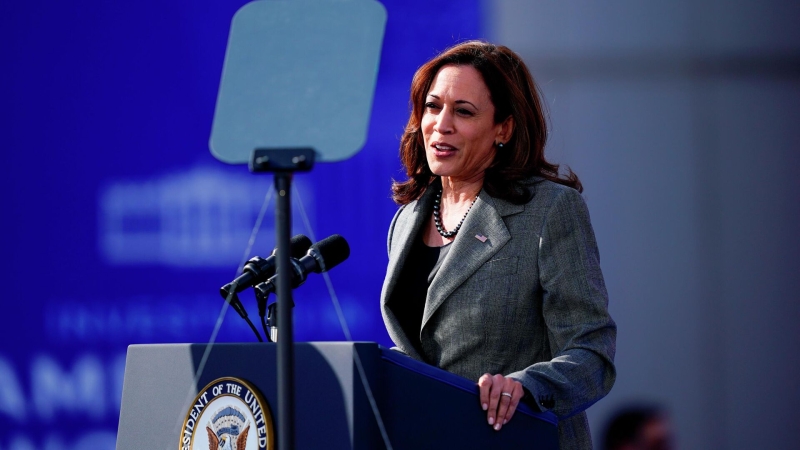 СМИ: Обама очень расстроен из-за выдвижения Харрис на пост президента